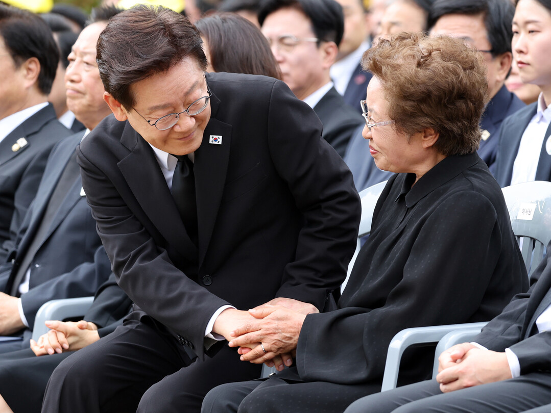 권양숙 여사와 악수하는 이재명 대통령...