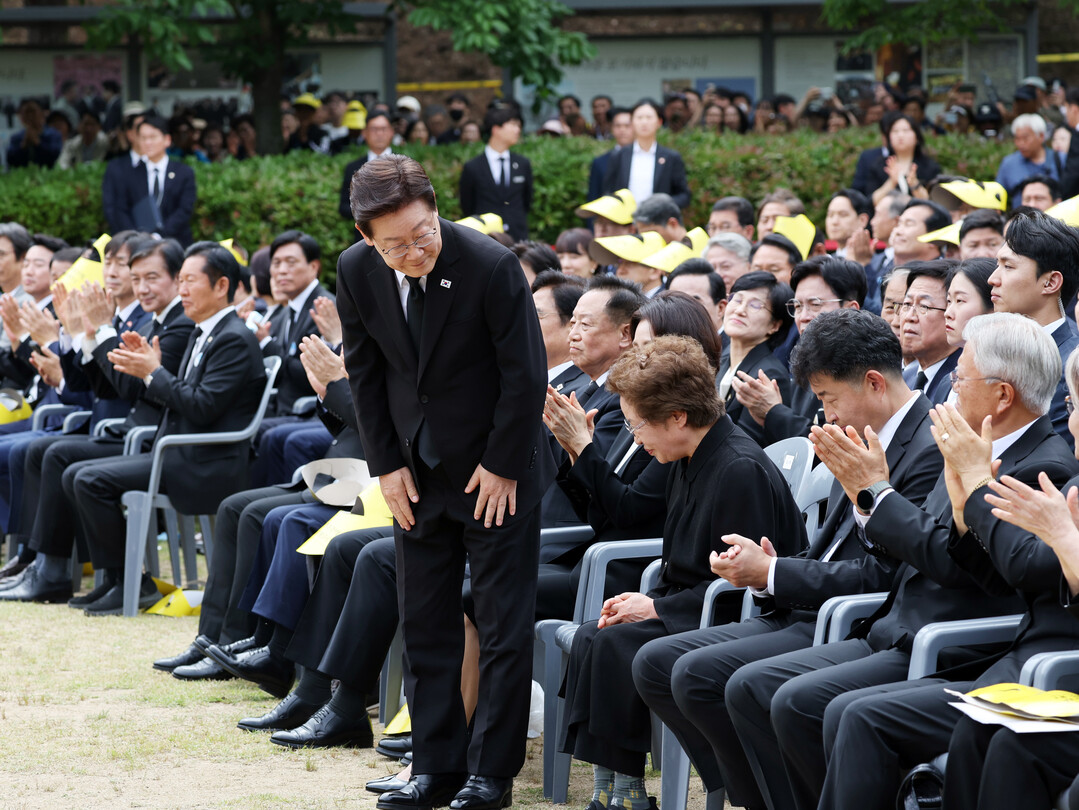 권양숙 여사와 인사하는 이재명 대통령...