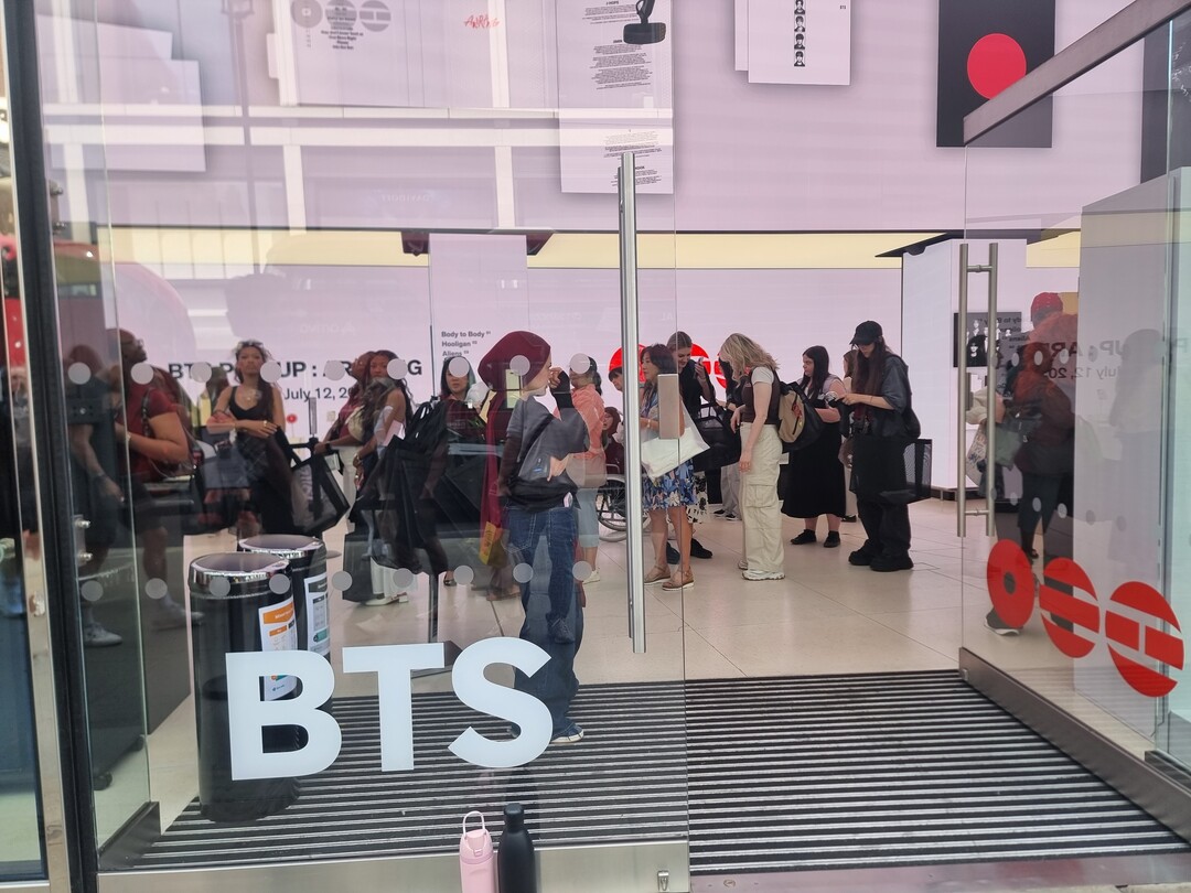 "방탄 덕에 손에 손 잡아요"…런던 ...